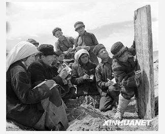 （图为1960年，新疆塔什库尔干塔吉克族自治县慕士塔格人民公社二大队的社员在小学生的帮助下在田间学习文化 新华社记者武纯展摄）