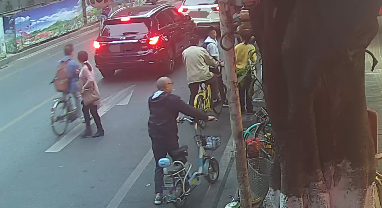 ▲黄某把自行车停在唐某的自行车前，要求唐某道歉。