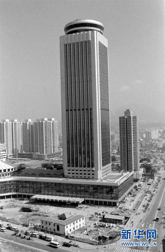 1985年底竣工的深圳国贸大厦（图片来源：新华网&nbsp;&nbsp;摄影：段文华）