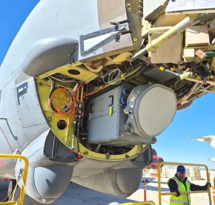  ▲B-52轰炸机上安装的新型AN/APQ-188雷达