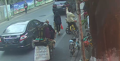 ▲唐某拒绝道歉，双方先是互喷口水，后唐某率先动手殴打黄某。