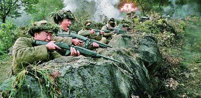 图为电视剧《跨过鸭绿江》剧照