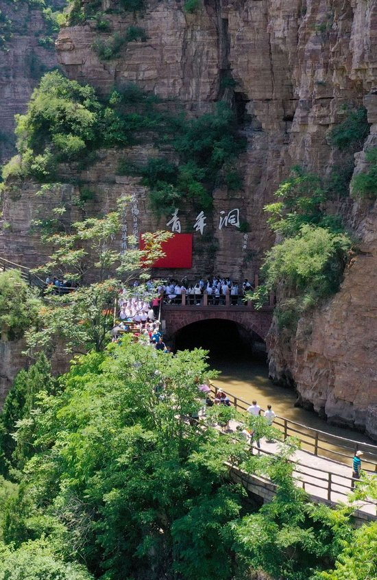 这是2023年6月9日拍摄的悬崖峭壁上的红旗渠青年洞（无人机照片）。新华社记者 郝源 摄