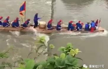 ▲龙舟在江面逆着水流向上游行驶。