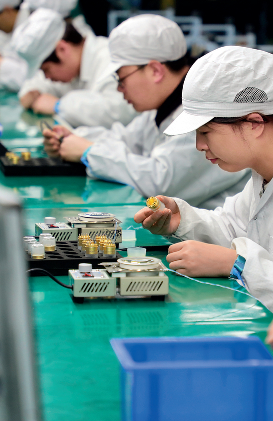 工人在位于郑州的中国电子科技集团公司第二十七研究所生产线上作业（2023年2月20日摄） 李新华摄