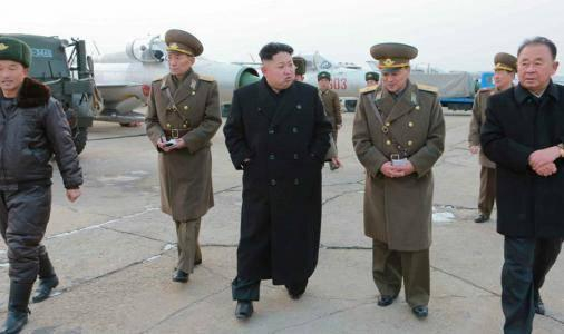 2014年12月，金正恩视察人民军航空及防空军第458部队时，李炳哲（右一）已脱下军装、晋升劳动党干部。