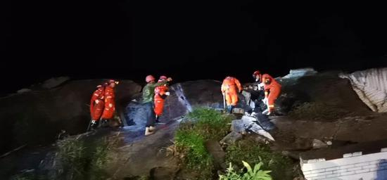  6月18日，在长宁县双河镇，救援人员搜救地震中被困人员。新华社发（陈锐 摄）