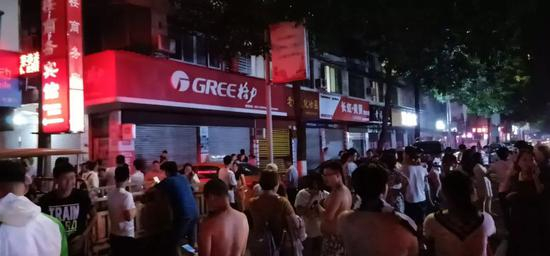  ▲江安县多人在室外躲避地震。 受访者供图