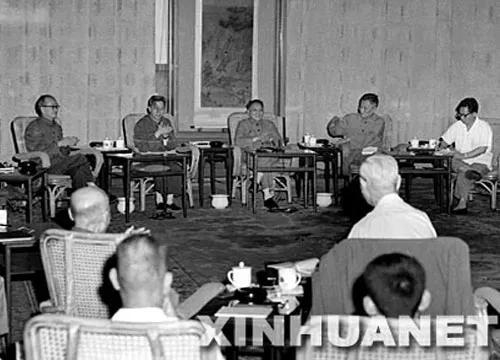 1977年8月4日早晨，邓小平在人民大会堂，主持召开了科学和教育工作座谈会。 新华社发