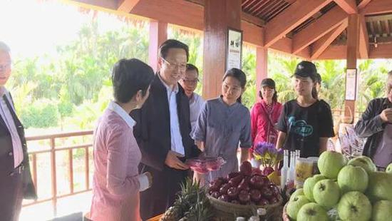 △韩长赋（左三）在博鳌国家农业公园