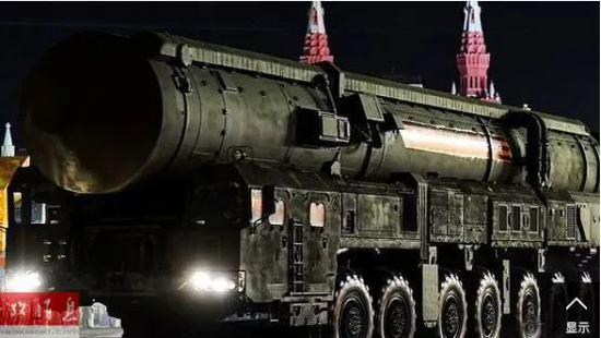 参与夜间彩排的RS-24“亚尔斯”洲际导弹发射车