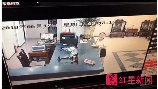 ▲事发前，欧某某曾在一酒店内出现 受访者供图