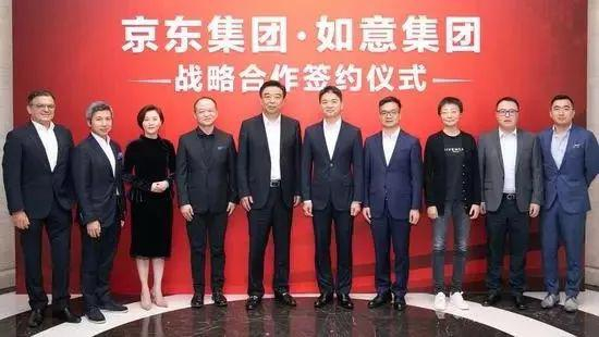  9月4日，刘强东（右五）现身京东与如意控股集团合作现场。