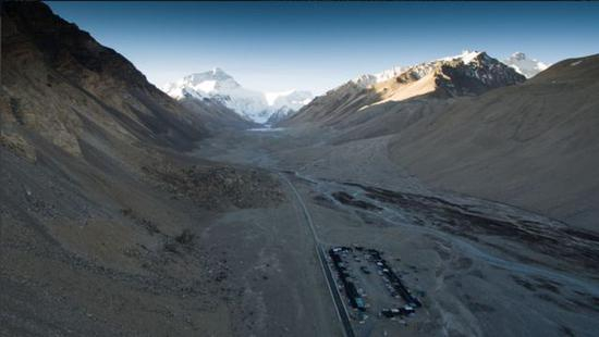 珠峰脚下的帐篷旅馆区全景。新华社记者 普布扎西 摄