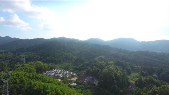  △山坳里的大湾村