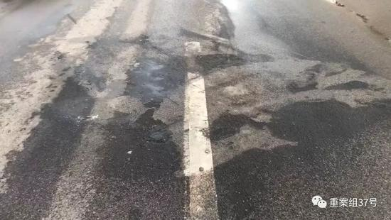 ▲现场路面燃烧痕迹。新京报记者&nbsp;雷燕超 摄