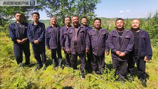 △马鞍山林场的造林护林员。林场有一支30人的半专业化扑火队伍，一支40人的季节造林队伍，一支45人的常年护林队伍。（央视记者张晓鹏拍摄）