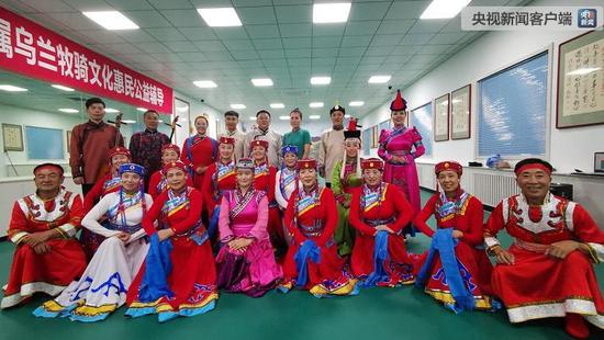 △兴安街道乌兰牧骑。（央视记者张晓鹏拍摄）
