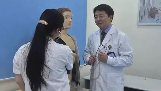 杜兆辉（右）