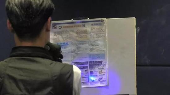 　纸张冒起白烟 图自港媒