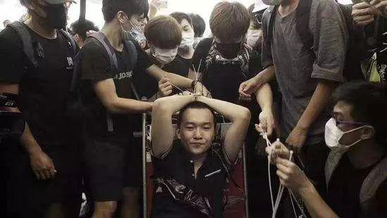  （图：8月9日，香港“黑衣人”在香港国际机场发起所谓“万人接机”，并殴打内地记者付国豪等人。）