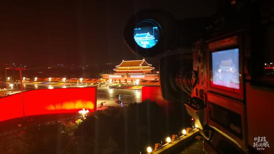 △这是9月30日晚上的天安门城楼，即将见证盛典。（央视记者崔艺拍摄）