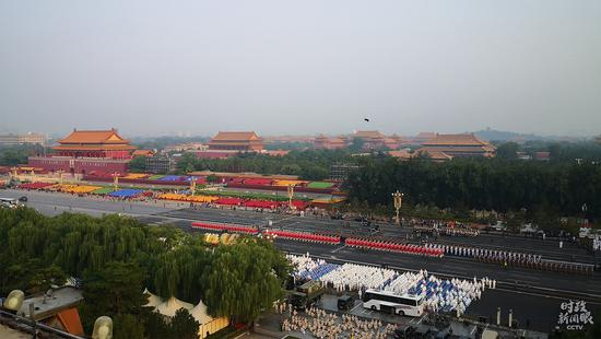 △受阅官兵在东长安街集结。（央视记者崔艺拍摄）