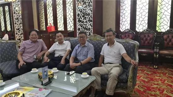 　　论文的四位作者今年夏天在广西合影。从左至右依次为陈明贵、罗际明、罗晓岗、李北海。（罗际明提供）