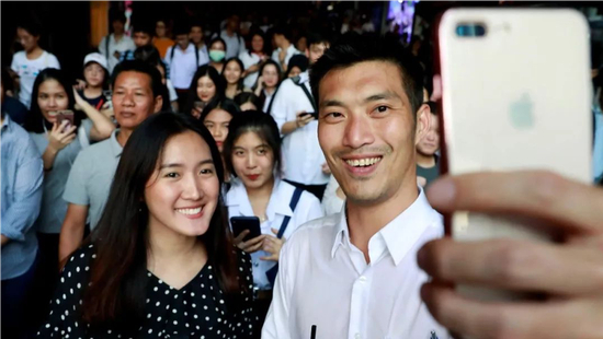 塔纳通在与其支持者自拍