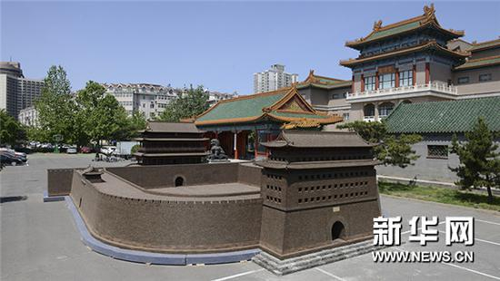 图片说明：矗立于中国紫檀博物馆门口的正阳门