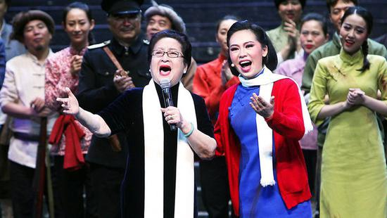 2016年7月1日，上海大剧院，第一代“江姐”任桂珍与第六代“江姐”何晓楠。 蒋迪雯 摄