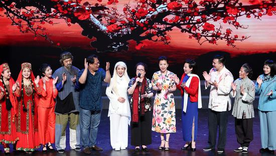 2018年7月，任桂珍带领“民族歌剧表演人才培养”项目学员合唱《江姐》著名唱段《红梅赞》 蒋迪雯 摄