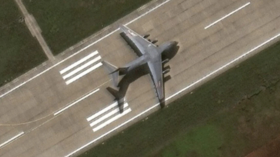 卫星图片显示一架运-20运输机出现在南沙群岛永暑礁机场跑道上