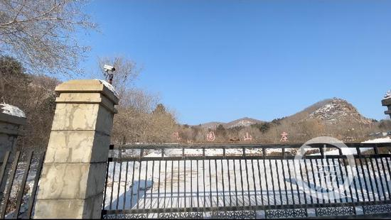 ▲桃园山庄大门紧闭，门口安装监控摄像头。摄影/上游新闻记者 张莹