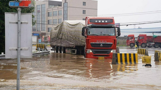 新乡市区，只能靠卡车和铲车通行。