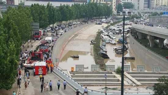 7月22日下午3点，郑州市民在陇海高架桥上拍摄的京广隧道口，现场能够看到受灾的车辆和积水，已经有救援队抵达现场。供图/nan&HAN