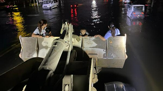 装载机在卫辉城区运送转移受灾群众。澎湃新闻记者 赵思维 拍摄