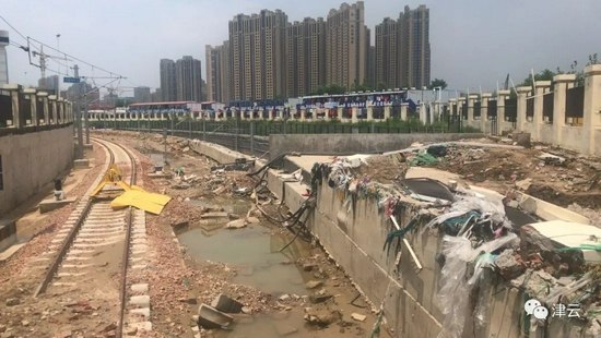 围墙破损处和隧道口近在咫尺