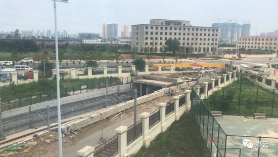 隧道口敞开且顶板明显低于市政道路