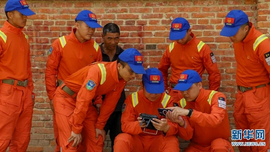 队员正在监测野象（资料图）。新华网发（云南省森林消防总队供图）