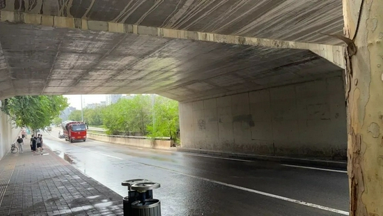  铁路桥下的现场/川梓&nbsp;摄