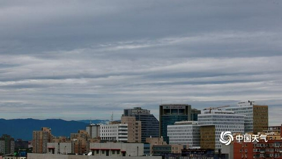 　　中国天气网讯 9月6日，北京雨后天空出现层云，云层多变，层层叠叠，仿佛一幅幅水墨画，悠远而灵动。（图/中国天气网王晓）