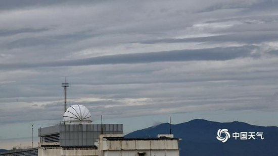 　　中国天气网讯 9月6日，北京雨后天空出现层云，云层多变，层层叠叠，仿佛一幅幅水墨画，悠远而灵动。（图/中国天气网王晓）
