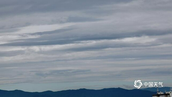 　　中国天气网讯 9月6日，北京雨后天空出现层云，云层多变，层层叠叠，仿佛一幅幅水墨画，悠远而灵动。（图/中国天气网王晓）