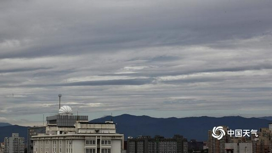 　　中国天气网讯 9月6日，北京雨后天空出现层云，云层多变，层层叠叠，仿佛一幅幅水墨画，悠远而灵动。（图/中国天气网王晓）