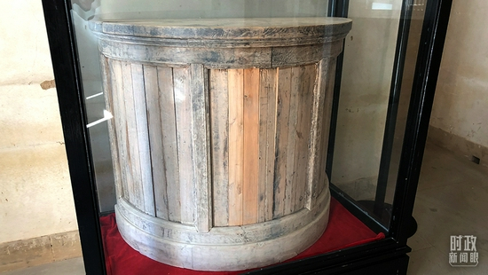 △这是毛泽东转战陕北期间用过的讲桌，现陈列在杨家沟革命旧址毛泽东旧居内。（总台央视记者许永松拍摄）