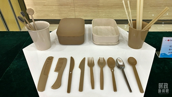 △榆林化工生产的可降解一次性用品，可替代“禁塑名录”中禁止使用的产品。（总台央视记者李辉拍摄）