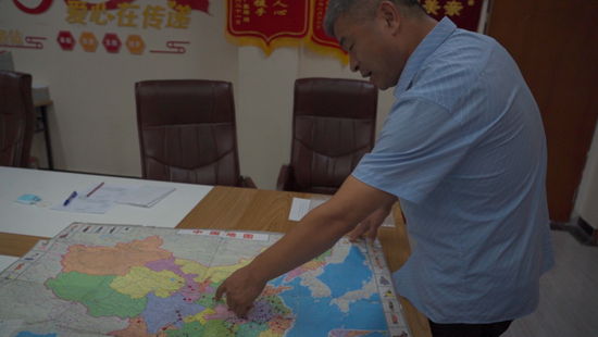 ▲9月15日，李太屯小区天涯寻亲协会办公室，郭刚堂展示了一张地图，画着红点的地方都是他骑行去过的地方。新京报记者 戚厚磊 摄