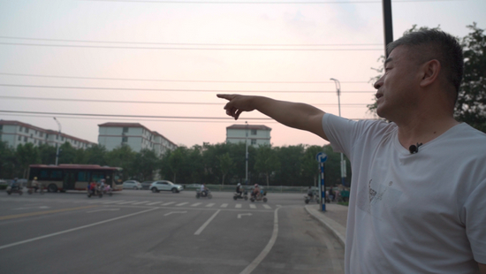 ▲9月13日傍晚，郭刚堂前去指认郭振曾经走丢的地方。新京报记者 戚厚磊 摄