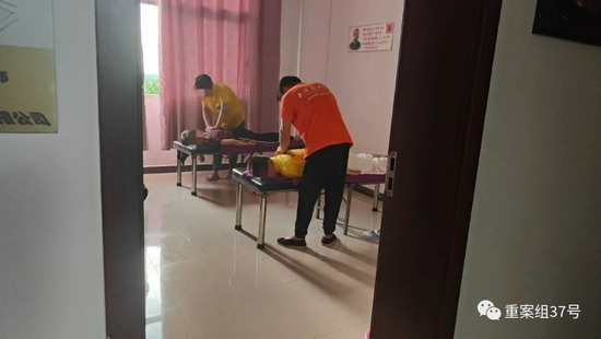 ▲原始点的义工们让学员们躺在按摩床上体验原始点的按推手法。新京报记者&nbsp;刘瑞明&nbsp;摄